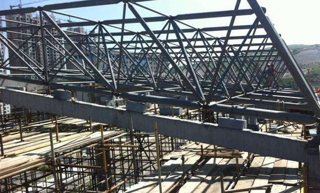 都江堰简述网架公司的黑色压型钢板的吊装步履